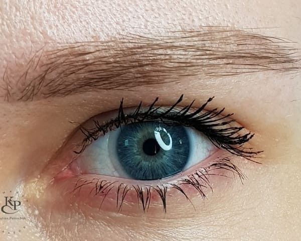 Татуаж бровей перед коррекцией выглядит очень натурально и естественно