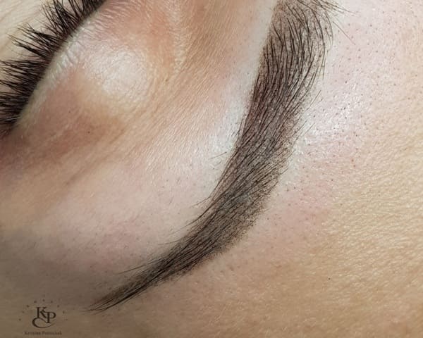 Пудровое напыление бровей так выглядит сразу после процедуры