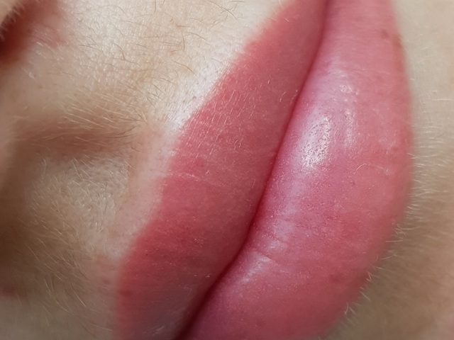 Перманентный макияж губ корректирует цвет губ форму губ