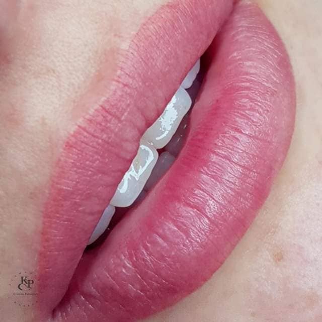 Перманентный макияж губ в технике нюд с розовым и ягодным оттенком
