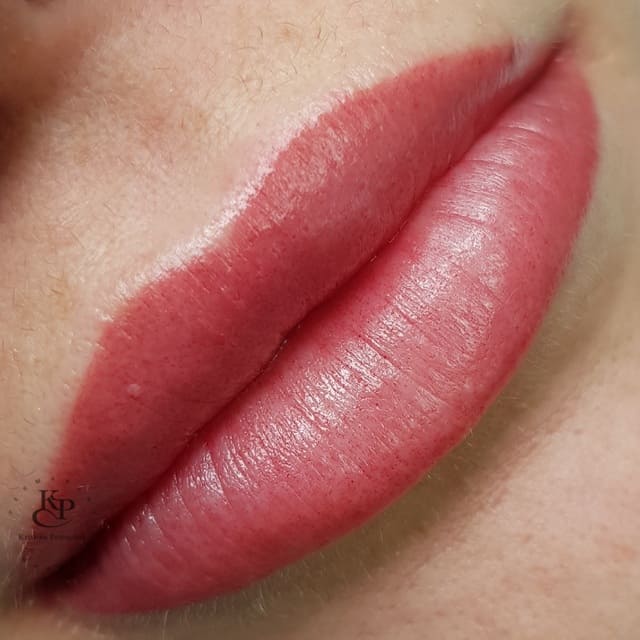 Татуж губ в помадном эффекте позволяет скорректировать форму и цвет губ