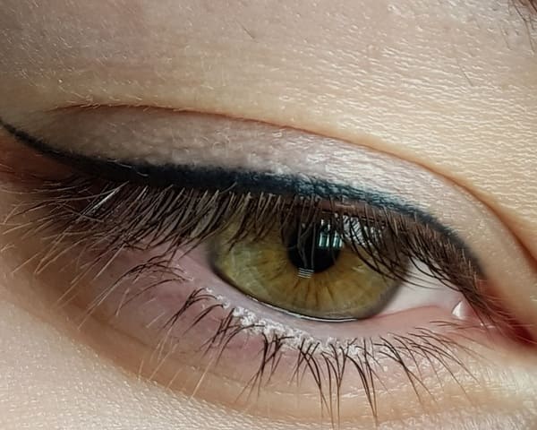 Тонка классическая стрелка. Стрелка черного цвета. Перманентный макияж стрелок не уходит в
синий